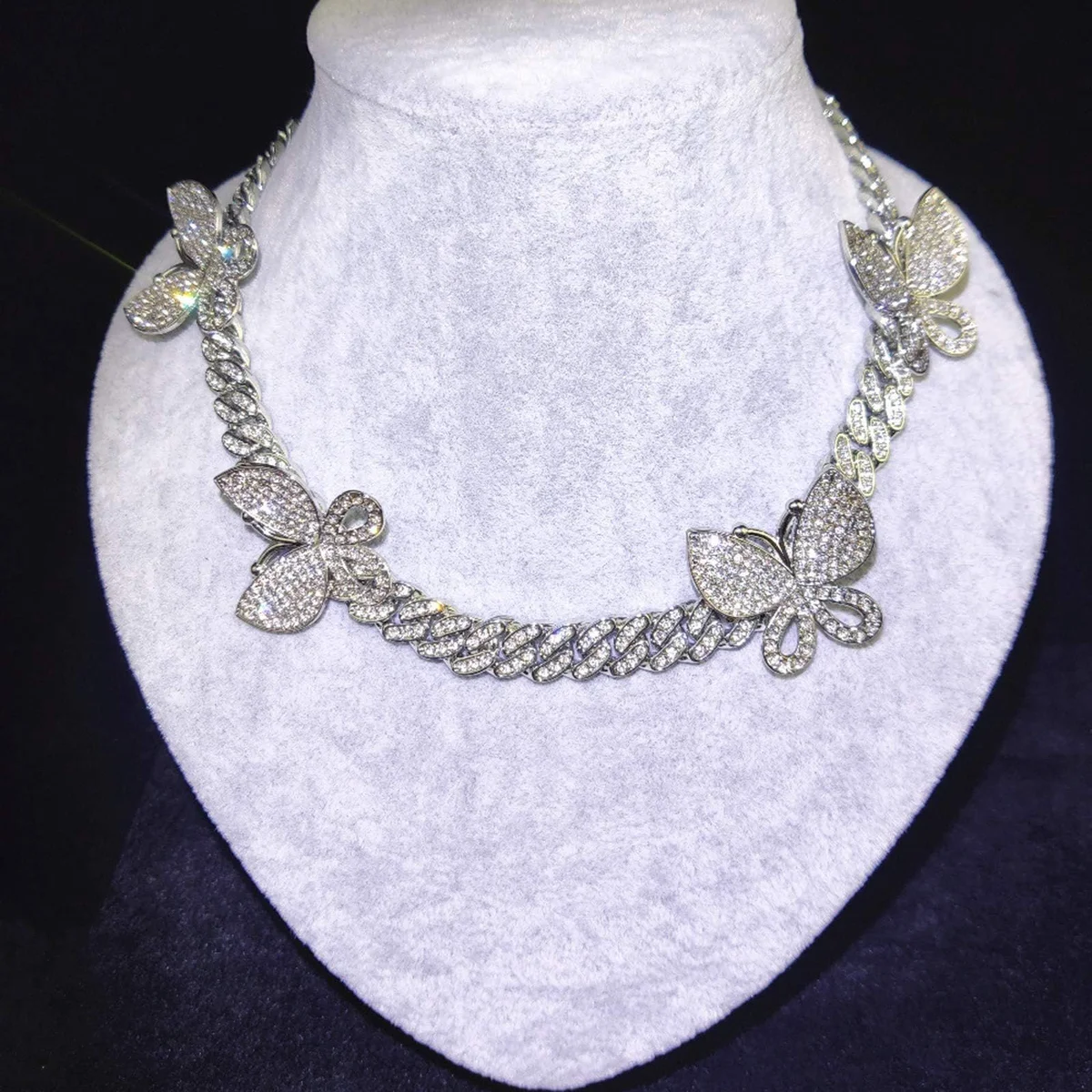 Cadena cubana iced con mariposas plateada 50 cm